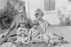Kilkuletni Jerzy Ficowski z rodzicami, po jego prawej ręce siostra Krystyna, fot. autor nieznany